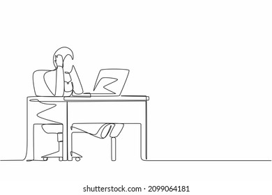 Una línea continua dibujando a una trabajadora de oficina cansada. Las mujeres árabes trabajan en una laptop sintiéndose mal. Sostén la cabeza. Cefalea enferma, agotada, estresada, depresión. vector de diseño gráfico de tracción de línea