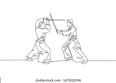 Einzelne fortlaufende Linienzeichnung von zwei sportlichen Männern mit Kimono Praxis Aikido Sparring Kampftechnik mit Holzschwert. Japanische Kampfkunst-Konzept. Vektorillustration für eine Zeichenkette