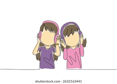 Uma única linha contínua desenhando duas irmãs usando fones de ouvido e cada uma segurando um fone de ouvido. Compartilhe a alegria com a música favorita. Ritmo oscilante. Dia do Irmão. Ilustração de vetor de design de uma linha