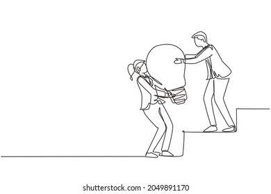 Una única mujer de dibujo de línea continua ayudando al hombre a levantar la bombilla en las escaleras. Idea comercial, trabajo en equipo, logro de objetivos, solución, éxito, concepto de ganador. Ilustración vectorial de diseño de líneas de una línea