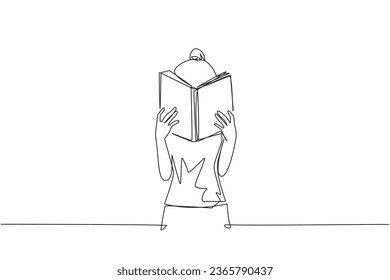 Una única mujer que dibuja línea continua leyendo seriamente un libro hasta cubrir la cara. Nervioso al enfrentar los exámenes finales. Intenta enfocarte. Leer aumenta la percepción. Ilustración vectorial de diseño de una línea