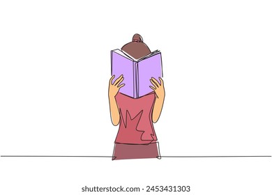 Eine durchgehende Linie zeichnende Frau liest ernsthaft ein Buch, bis sie das Gesicht bedeckt. Nervös, wenn man sich den Abschlussprüfungen stellt. Versuch, dich zu konzentrieren. Lesen erhöht die Einsicht. Einzeilige Design-Vektorillustration