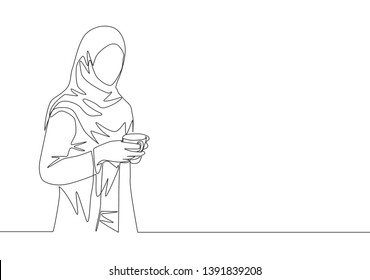 Single continuous line drawing of young muslimah marketing manager holding a cup of coffee while office break time. Arab middle east female cloth hijab and veil. One line draw design illustration