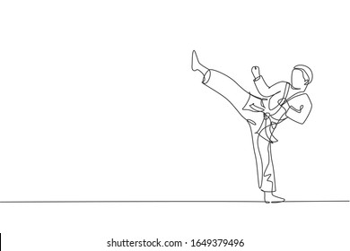 Dibujo de línea continua de un joven confiado karateka en kimono practicando combate de karate en el dojo. Concepto de entrenamiento deportivo de arte marcial. Ilustración vectorial de diseño de tracción de una línea de moda