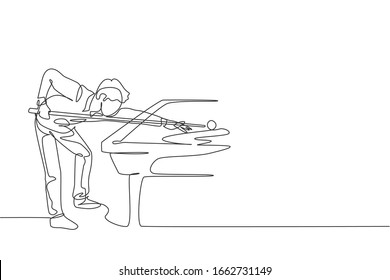 Single continuous line drawing of young handsome professional athlete man playing pool billiards at billiard room in bar. Indoor sport game concept. Trendy one line draw design vector illustration