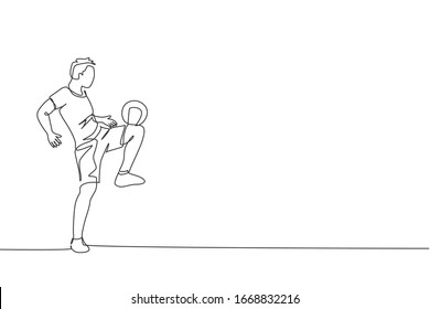 Single continuous line drawing of young sportive man train soccer freestyle, juggling with thigh on the field. Football freestyler concept. Trendy one line draw design vector graphic illustration