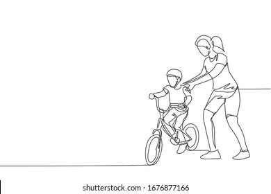 Single continuous line drawing of young kids boy learning ride bicycle with mother at outdoor park. Parenthood lesson. Family time concept. Trendy one line draw design vector graphic illustration