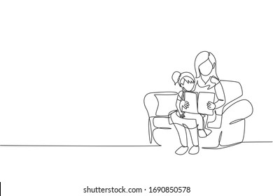 Dibujo en línea continua de una joven madre sentada en el sofá abrazando a su hija y leyendo un libro de cuentos en casa. Feliz concepto de paternidad familiar. Ilustración vectorial de diseño de tracción de una línea de moda