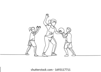 Single continuous line drawing of young mother playing basketball fun with her son and daughter at home field. Happy family parenthood concept. Trendy one line draw design graphic vector illustration