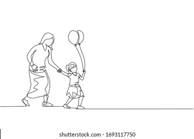 Dibujo de una sola línea contínua de madre joven y su hija van al festival de carnaval nocturno mientras el niño sostiene un globo. Feliz concepto de paternidad familiar. Ilustración vectorial de diseño de tracción de una línea