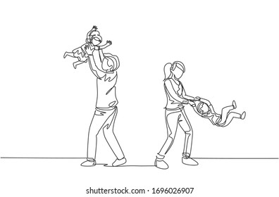 Single continuous line drawing of young young mom and mom playing with their son and daughter at home. Happy family parenting concept. Trendy one line draw design vector illustration