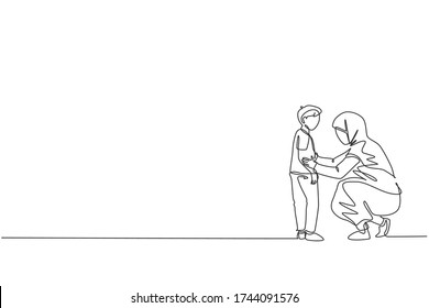 Single continuous line drawing of young Arabian mother talk and give wise advice to her son as life lesson. Islamic muslim happy family motherhood concept. One line draw design vector illustration