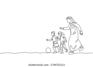 Dibujo de una sola línea contínua de un joven padre árabe corriendo y jugando fútbol con su hijo y su hija. El concepto de paternidad familiar feliz de los musulmanes islámicos. Ilustración vectorial de diseño de líneas de una línea