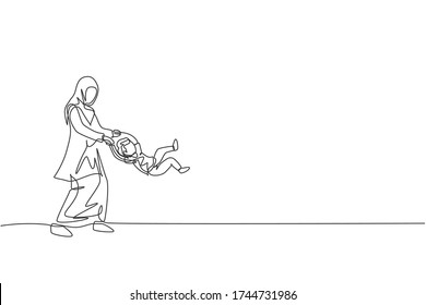 Dibujo único y continuo de la joven madre islámica que toca y balancea a su hijo al aire en casa, feliz crianza de sus hijos. Concepto de cuidado familiar árabe. Ilustración del vector de diseño de trazas de una línea
