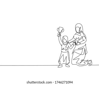 Single continuous line drawing of young Arabian mom proud of her daughter's achievement win the trophy. Islamic muslim happy family motherhood concept. Trendy one line draw design vector illustration