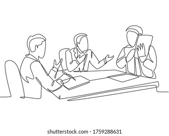 Single continuous line drawing of young happy businessmen discussing in meeting room to collaborate at some projects. Business collaboration concept one line draw design vector graphic illustration