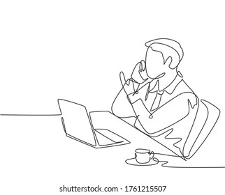 Single continuous line drawing of young male employee receiving call from his boss and told to type on the laptop. Work direction calling concept. One line draw design vector graphic illustration