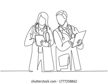 Single continuous line drawing of young couple male female doctors standing and discussing right treatment to sick patient. Medical health care service concept one line draw design vector illustration