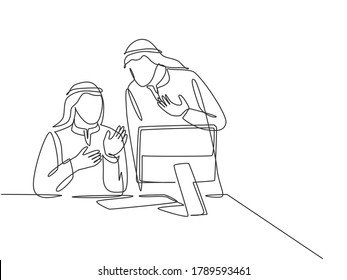 Dibujo continuo de jóvenes hombres de negocios musulmanes discutiendo el plan de proyecto de la compañía. Sombra árabe de tela de oriente medio, kandura, thawb, bata. Ilustración vectorial de diseño de líneas de una línea