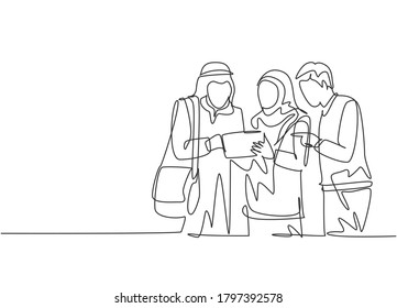 Single continuous line drawing of young male and female muslim worker discussing marketing strategy together. Arab middle east cloth shmagh, thawb, hijab robe. One line draw design vector illustration