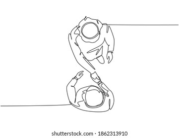 Single continuous line drawing of young muslim business man shake hand his colleague from top view. Arab middle east businessmen with shmagh thawb robe cloth. One line draw design vector illustration