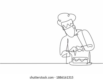 Single continuous line drawing of young male chef decorating birthday pastry cake with whipping cream on restaurant kitchen. Bakery food concept one line drawing design vector minimalism illustration