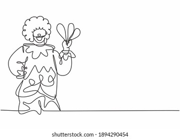 Single continuous line drawing of young funny male clown holding juggler before perform at show. Professional work job occupation. Minimalism concept one line draw graphic design vector illustration