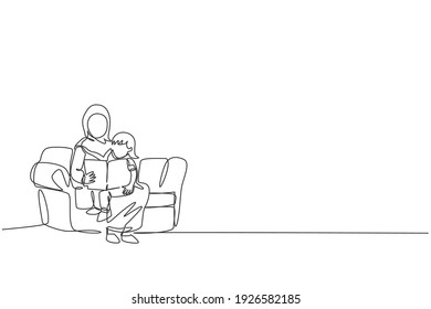 Single continuous line drawing young Arabian mother sitting on sofa read a book to her daughter. Islamic muslim happy family parenthood concept. Trendy one line graphic draw design vector illustration