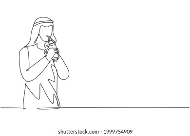 Single continuous line drawing young Arabian male hold plastic cup and drinking orange juice with straw. Make him refreshing in summer season. Dynamic one line draw graphic design vector illustration