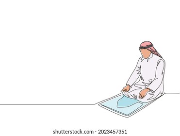 Single continuous line drawing of young muslim person pray on sajadah in traditional Arab clothing. Ramadan Kareem and Eid Mubarak greeting card concept one line draw design vector illustration