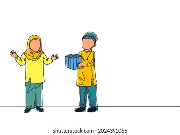Dibujo de una sola línea continua de un joven musulmán dando un regalo a su hermana. Tarjeta de saludo, pancarta y concepto de afiches de Eid Mubarak. Fondo de diseño de dibujo de una línea