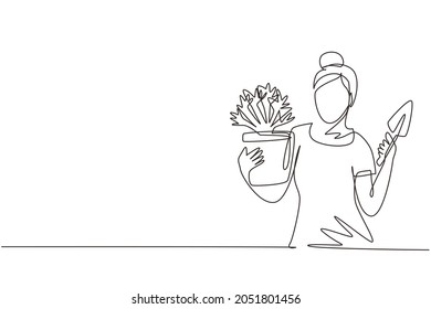 Una sola línea continua dibujando a una joven jardinero. Hermosa agricultora sosteniendo pequeñas palas y plantando en la olla. El jardín se encarga de los jardines. ilustración vectorial de diseño gráfico de una línea