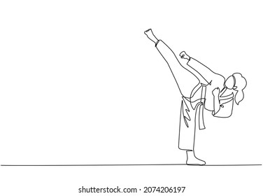 Una línea contínua dibujando a una joven taekwondo linda mujer haciendo pose patada con uniforme de pelea con cinturón ejerciendo arte marcial en el gimnasio. Concepto de estilo de vida deportivo saludable. vector de diseño gráfico de tracción de línea