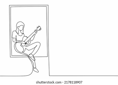 Una única línea contínua dibujando a una joven sentada en el umbral de la ventana y tocando guitarra acústica. Descanse, quédese en casa, melancólico, relajante, cómodo, romántico. Ilustración vectorial de diseño de líneas de una línea