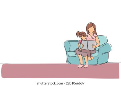 Single continuous line drawing young mother siting on sofa hugging her daughter and reading a storybook at home. Happy family parenting concept. Trendy one line draw design graphic vector illustration