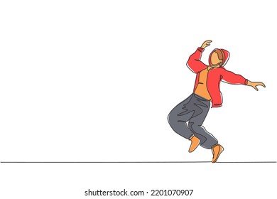 Single continuous line drawing of young energetic hip-hop dancer woman on hoodie practice break dancing in street. Urban generation lifestyle concept. Trendy one line draw design vector illustration