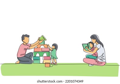 Single continuous line drawing of young mom reading book to son and dad playing block puzzle house with daughter at home. Happy family parenting concept. One line draw design vector illustration
