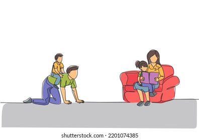 Single continuous line drawing young father play and son while mother sitting sofa   reading book to daughter  Happy family parenting concept  Trendy one line draw design vector illustration
