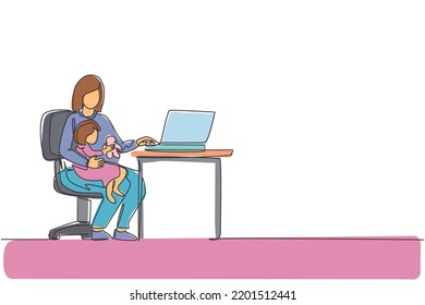 Dibujo de una sola línea contínua de una joven madre sentada en la silla y sosteniendo a su hija mientras tecleaba en una laptop, trabajaba desde casa. Feliz concepto de paternidad familiar. Ilustración vectorial de diseño de líneas de una línea