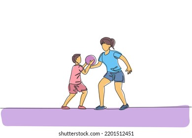 Single continuous line drawing of young mom playing basketball fun with her son at home field. Happy family parenthood concept. Trendy one line draw graphic design vector illustration