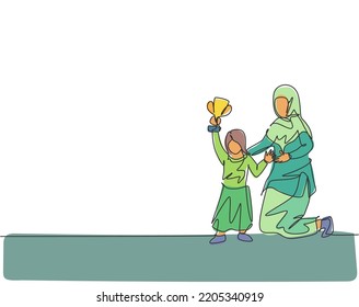 Single continuous line drawing of young Arabian mom proud of her daughter's achievement win the trophy. Islamic muslim happy family motherhood concept. Trendy one line draw design vector illustration