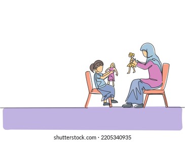 Single continuous line drawing of young Arabian mom and daughter playing princess doll together at home. Islamic muslim happy family motherhood concept. Trendy one line draw design vector illustration