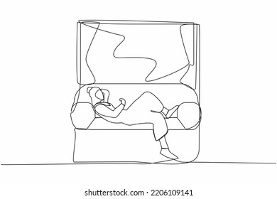 Una sola línea contínua dibujando a una joven árabe tendida en un sofá cerca del umbral de la ventana. Mujeres descansando en la habitación cerca de la ventana. Pasando tiempo en casa, relajándose después del trabajo. Ilustración vectorial de diseño de líneas de una línea