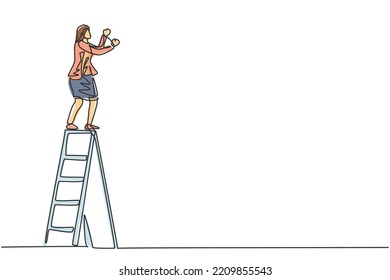 Dibujo de línea continua de una joven mujer gerente escalar escalera para arreglar la lámpara en la oficina. Empresaria profesional. Concepto minimalista dinámica diseño gráfico de trazos de una línea ilustración vectorial