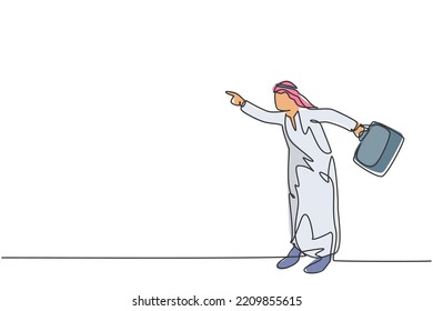 Single continuous line drawing young angry Arab businessman pointing finger to his worker. Mad fierce professional manager. Minimalism concept dynamic one line draw graphic design vector illustration