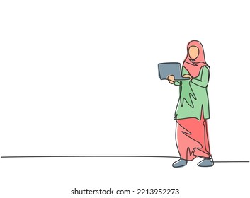 Single continuous line drawing young Arab business woman standing and holding laptop to present business presentation. Minimalism metaphor concept. One line draw graphic design vector illustration