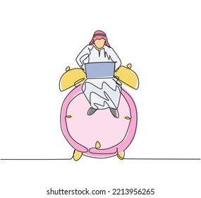 Una sola línea contínua dibujando a un joven hombre de negocios árabe sentado en un gran reloj de alarma analógico y escribiendo en una laptop. Concepto de metáfora de disciplina empresarial. Ilustración vectorial de diseño gráfico de tracción de una línea.