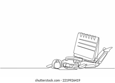 Una sola línea continua dibujando a un joven astronauta bajo pesada carga calendario. Un hombre espacial cansado con problemas de expedición y fecha límite. Espacio profundo cosmonauta. Ilustración gráfica vectorial de diseño de línea de una línea