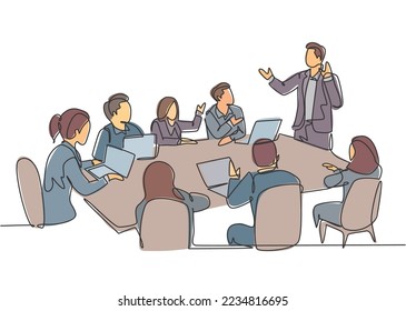 Un solo dibujo de línea continua de joven entrenador feliz dando una lección de vida a los miembros de la clase. Formación empresarial y concepto de presentación. Diseño de dibujo moderno de una línea gráfico vectorial