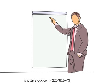 Un solo dibujo de línea continua de un joven entrenador de negocios apuntando con el dedo a la pizarra de pantalla mientras entrenaba frente a la clase. Concepto de coaching empresarial diseño de líneas gráfico vectorial